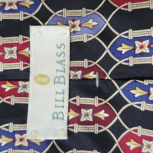 Vintage Bill Blass 100% Silk Necktie Featuring Red & Blue Interlocking Shapes - Picture 4 of 5